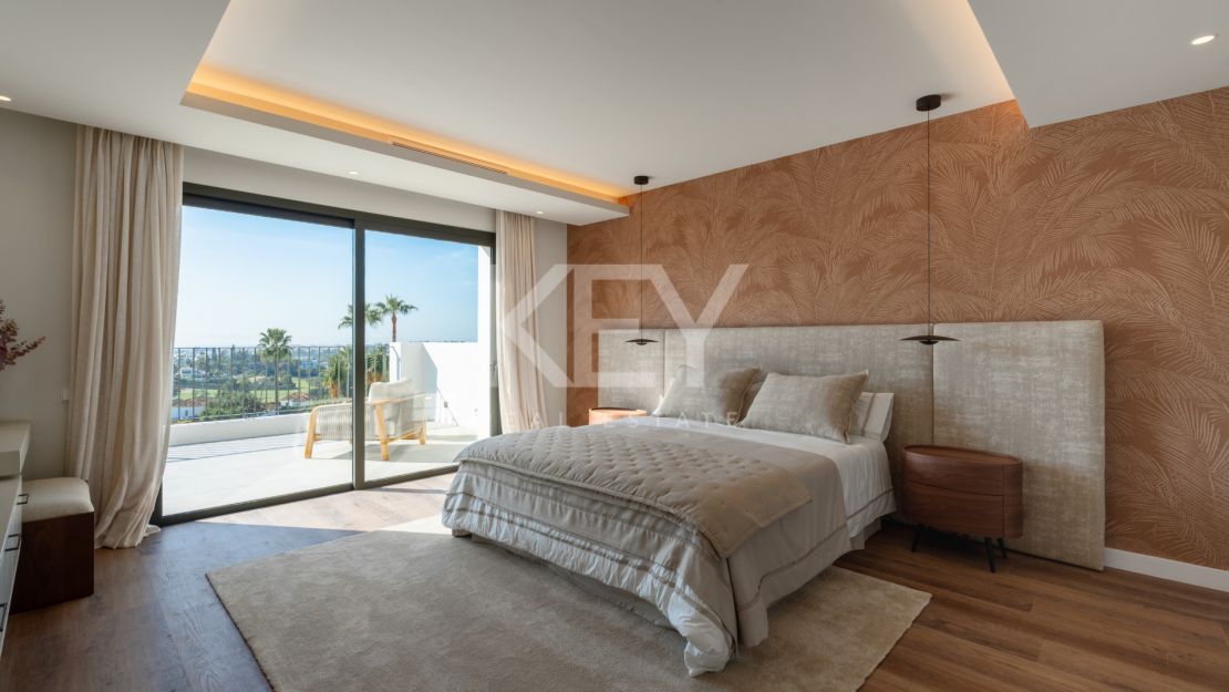 Villa contemporánea de 5 dormitorios con vistas al mar y al golf en Nueva Andalucía, Marbella