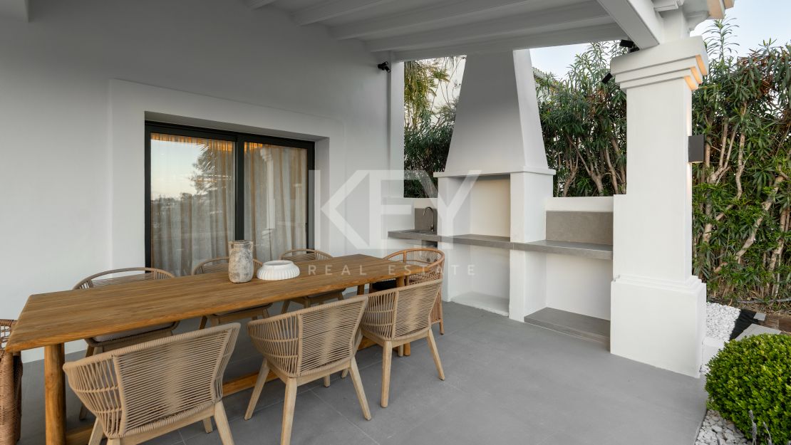 Villa contemporánea de 5 dormitorios con vistas al mar y al golf en Nueva Andalucía, Marbella