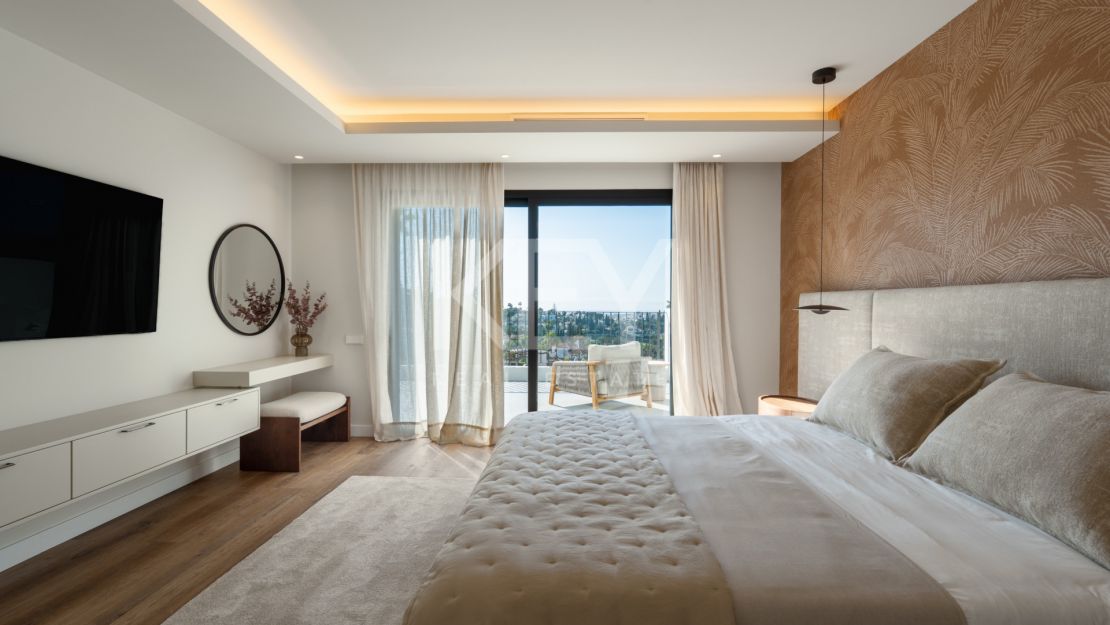 Villa contemporánea de 5 dormitorios con vistas al mar y al golf en Nueva Andalucía, Marbella