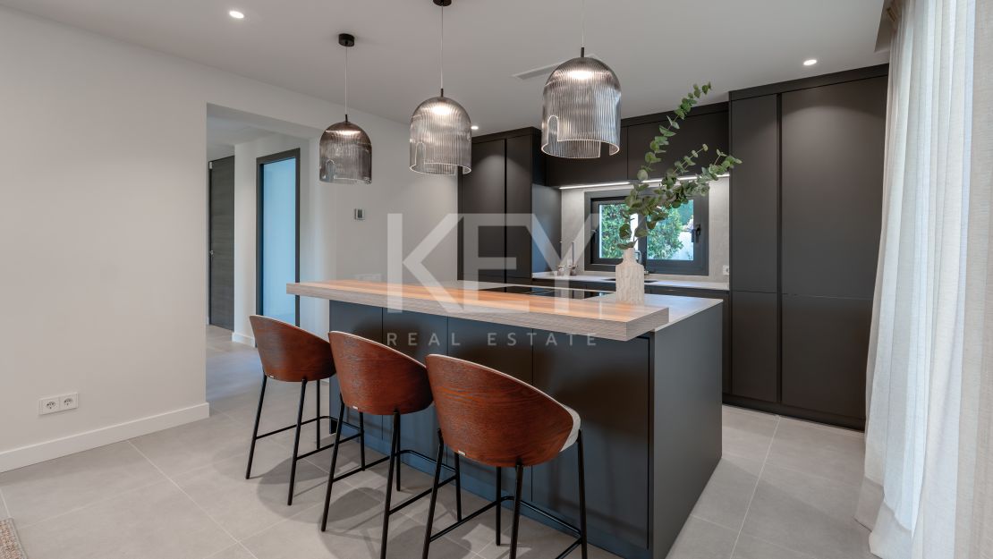 Villa contemporánea de 5 dormitorios con vistas al mar y al golf en Nueva Andalucía, Marbella