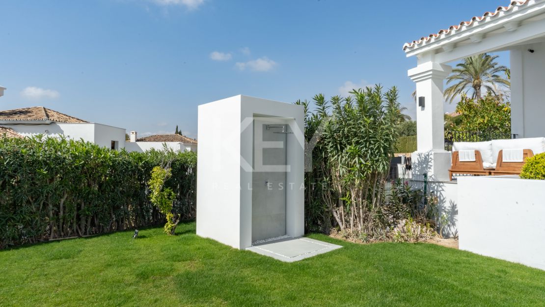 Villa contemporánea de 5 dormitorios con vistas al mar y al golf en Nueva Andalucía, Marbella