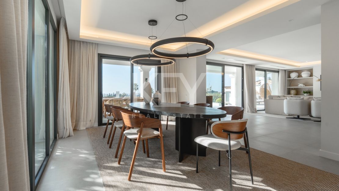Villa contemporánea de 5 dormitorios con vistas al mar y al golf en Nueva Andalucía, Marbella