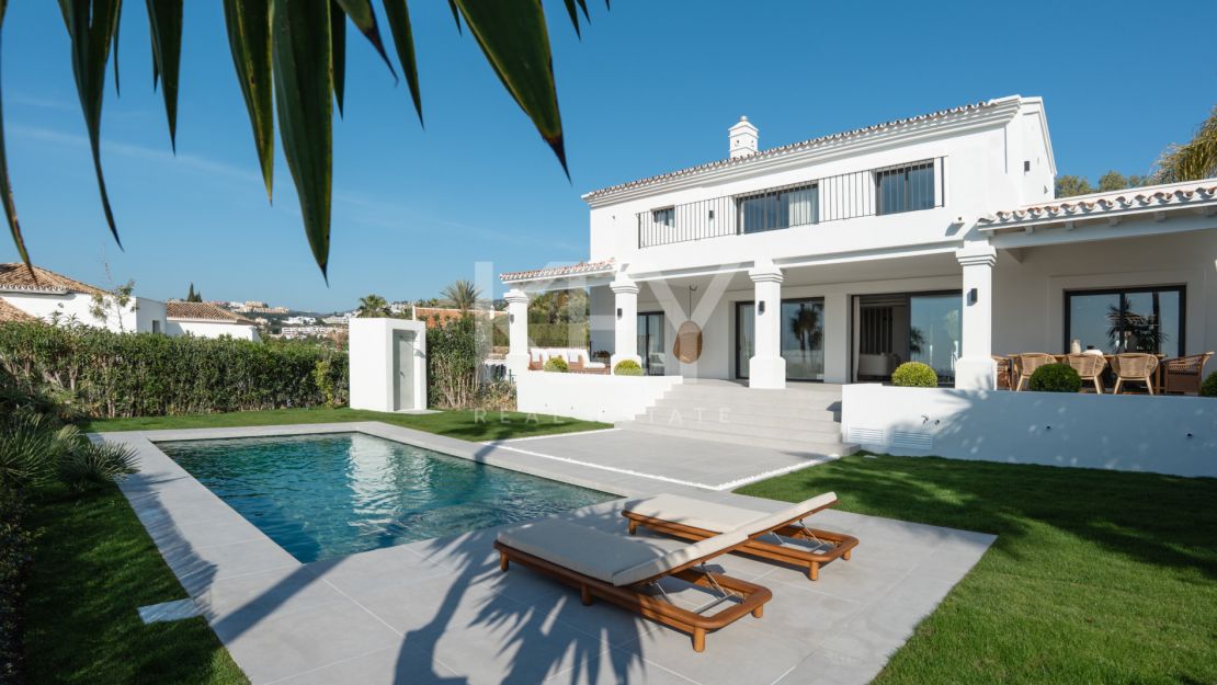 Villa contemporánea de 5 dormitorios con vistas al mar y al golf en Nueva Andalucía, Marbella
