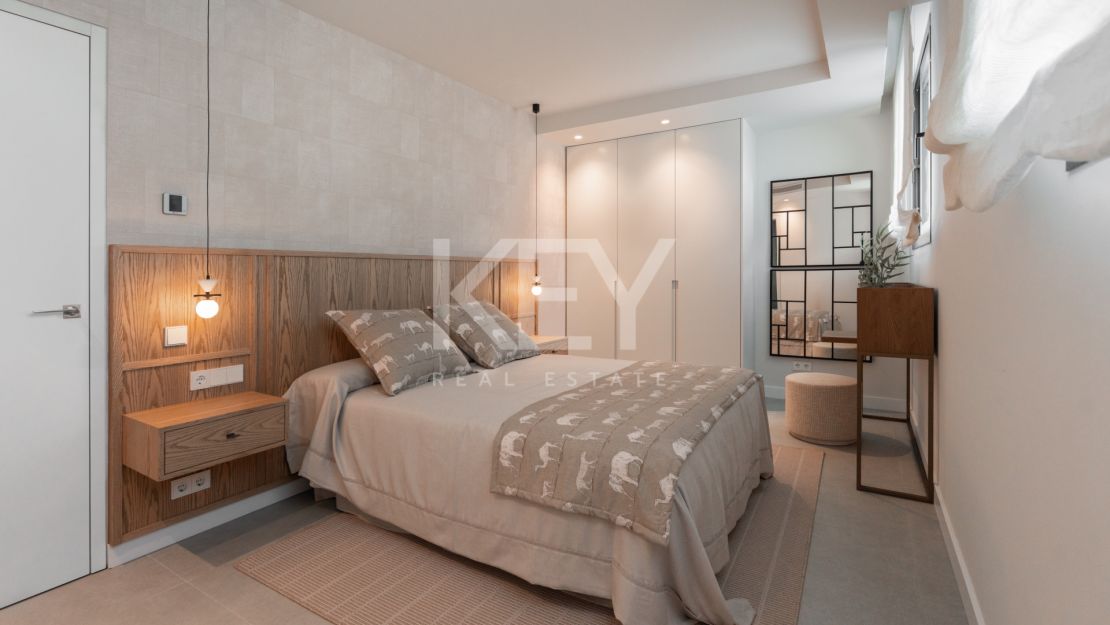 Villa contemporánea de 5 dormitorios con vistas al mar y al golf en Nueva Andalucía, Marbella