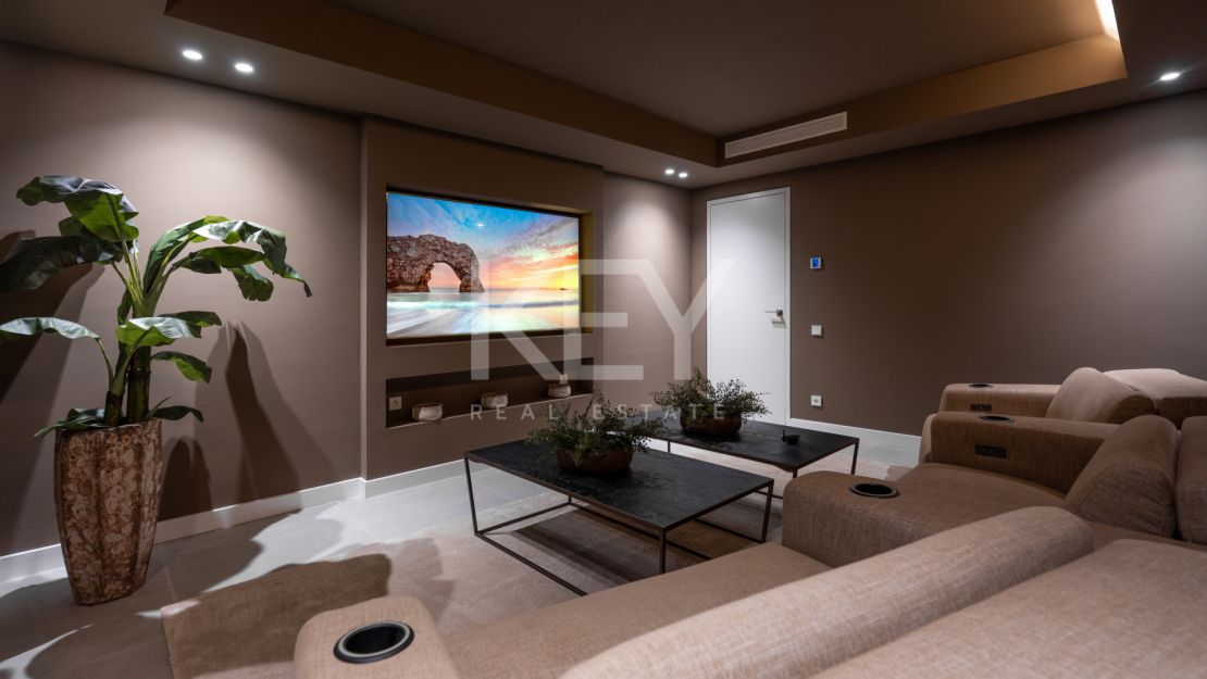 Villa contemporánea de 5 dormitorios con vistas al mar y al golf en Nueva Andalucía, Marbella