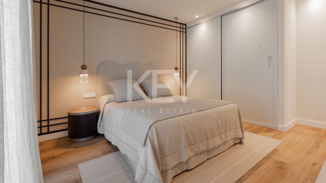 Villa contemporánea de 5 dormitorios con vistas al mar y al golf en Nueva Andalucía, Marbella