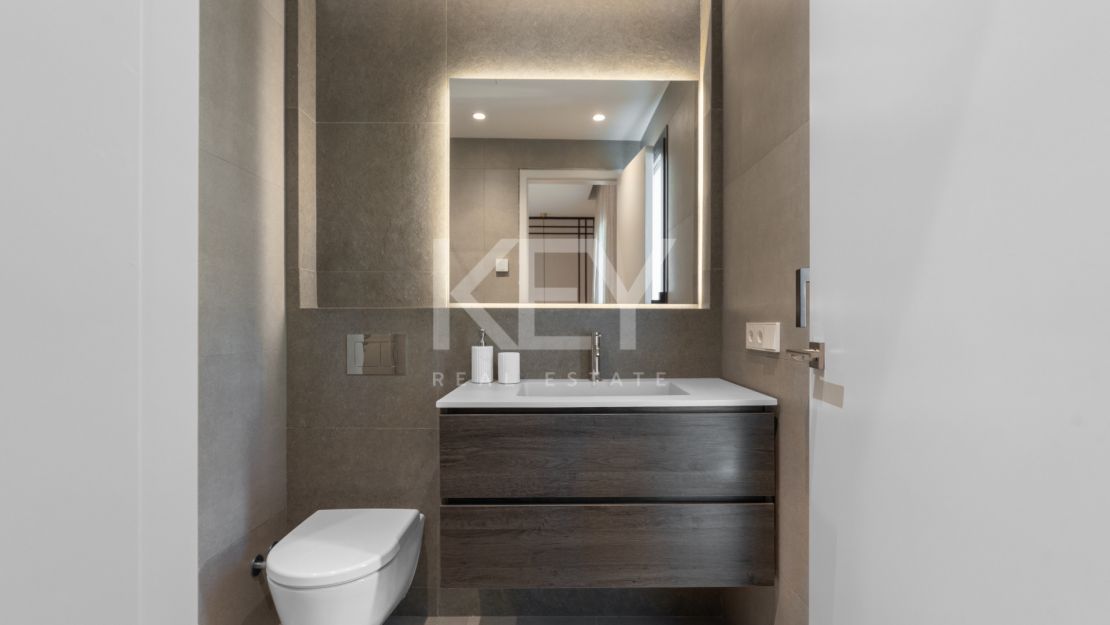 Villa contemporánea de 5 dormitorios con vistas al mar y al golf en Nueva Andalucía, Marbella