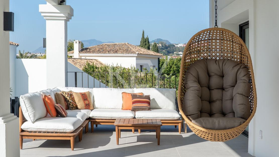 Villa contemporánea de 5 dormitorios con vistas al mar y al golf en Nueva Andalucía, Marbella