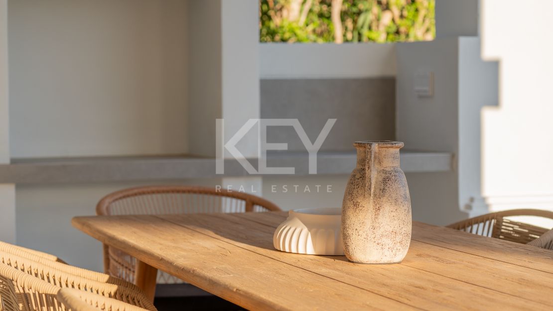 Villa contemporánea de 5 dormitorios con vistas al mar y al golf en Nueva Andalucía, Marbella