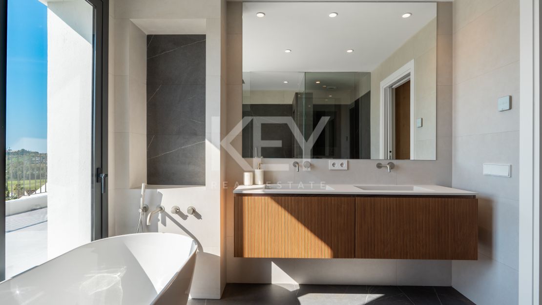 Villa contemporánea de 5 dormitorios con vistas al mar y al golf en Nueva Andalucía, Marbella