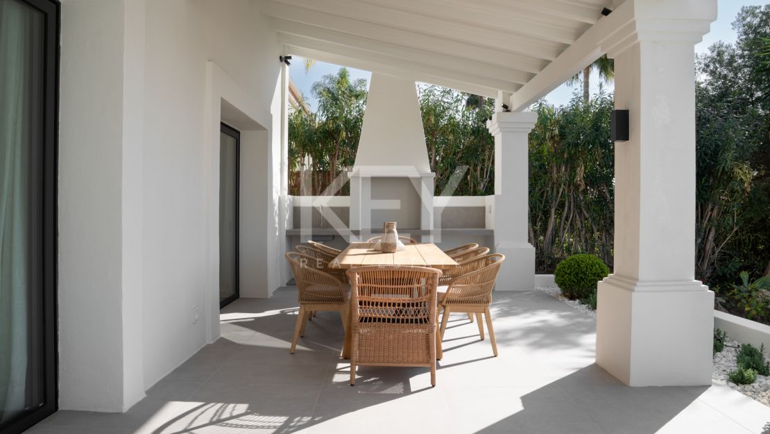 Villa contemporánea de 5 dormitorios con vistas al mar y al golf en Nueva Andalucía, Marbella