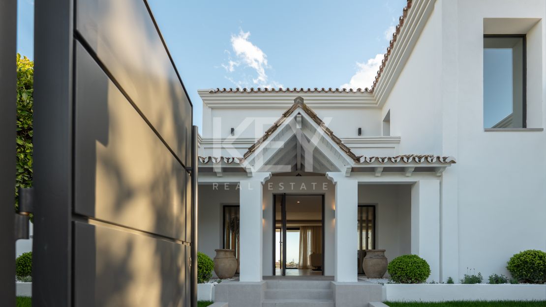Villa contemporánea de 5 dormitorios con vistas al mar y al golf en Nueva Andalucía, Marbella