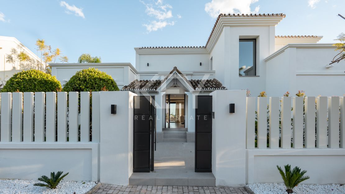 Villa contemporánea de 5 dormitorios con vistas al mar y al golf en Nueva Andalucía, Marbella