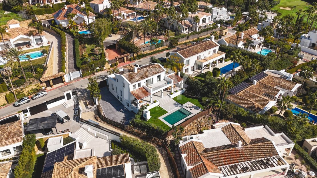 Villa contemporánea de 5 dormitorios con vistas al mar y al golf en Nueva Andalucía, Marbella