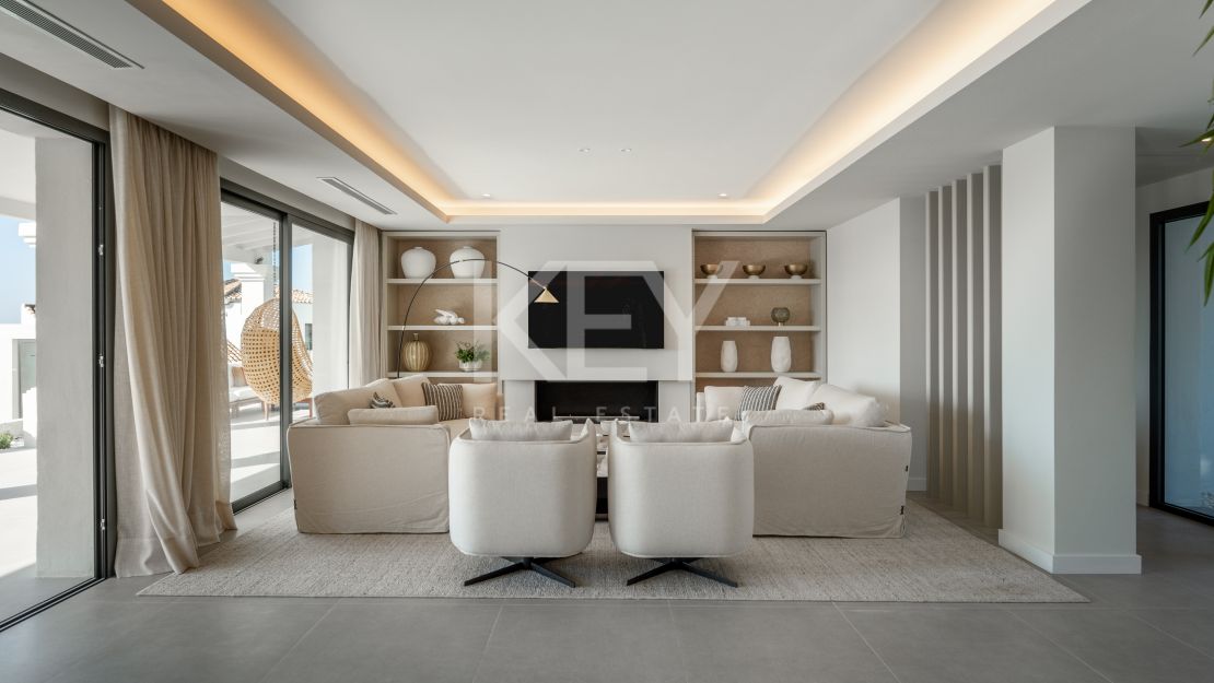 Villa contemporánea de 5 dormitorios con vistas al mar y al golf en Nueva Andalucía, Marbella