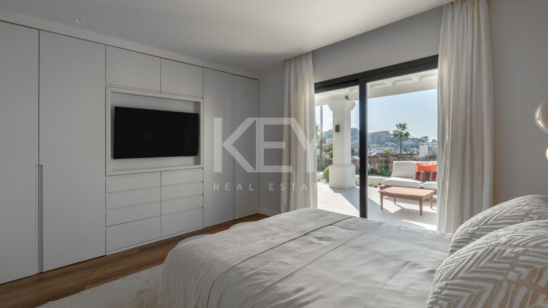 Villa contemporánea de 5 dormitorios con vistas al mar y al golf en Nueva Andalucía, Marbella