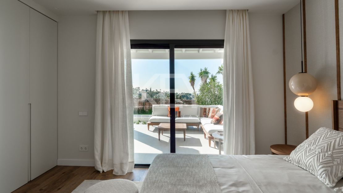 Villa contemporánea de 5 dormitorios con vistas al mar y al golf en Nueva Andalucía, Marbella
