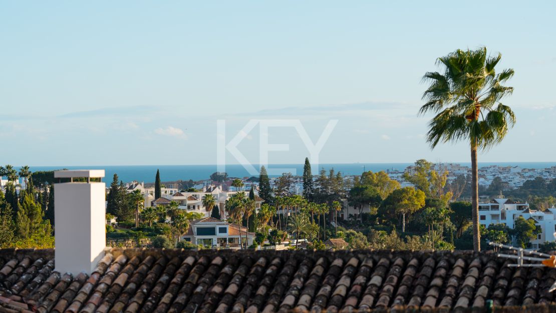 Villa contemporánea de 5 dormitorios con vistas al mar y al golf en Nueva Andalucía, Marbella