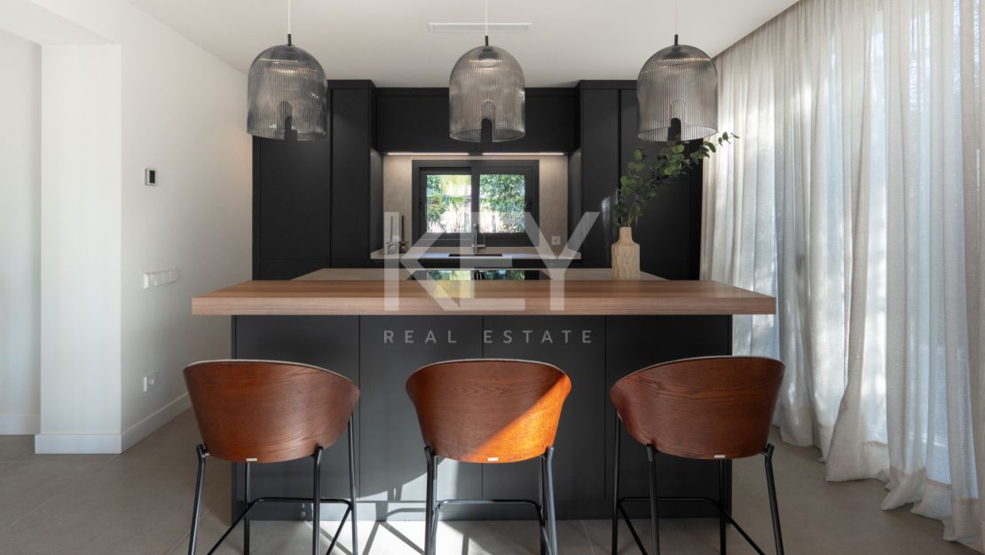 Villa contemporánea de 5 dormitorios con vistas al mar y al golf en Nueva Andalucía, Marbella