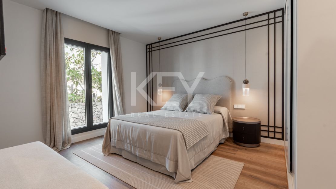 Villa contemporánea de 5 dormitorios con vistas al mar y al golf en Nueva Andalucía, Marbella