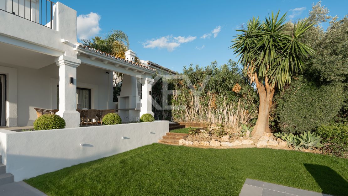 Villa contemporánea de 5 dormitorios con vistas al mar y al golf en Nueva Andalucía, Marbella