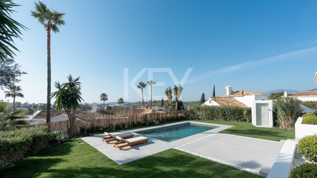Villa contemporánea de 5 dormitorios con vistas al mar y al golf en Nueva Andalucía, Marbella