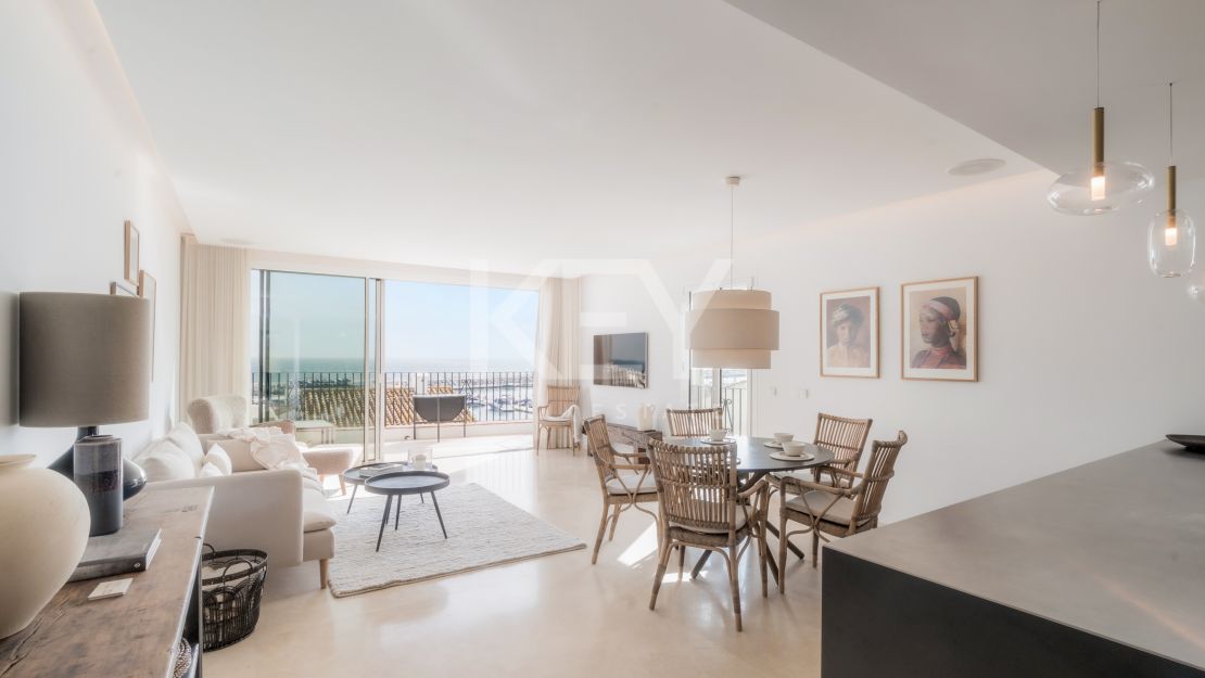 Ático completamente renovado con vistas panorámicas al mar en Puerto Banús, Marbella