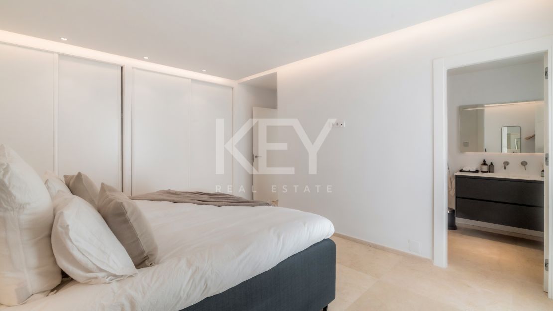 Ático completamente renovado con vistas panorámicas al mar en Puerto Banús, Marbella