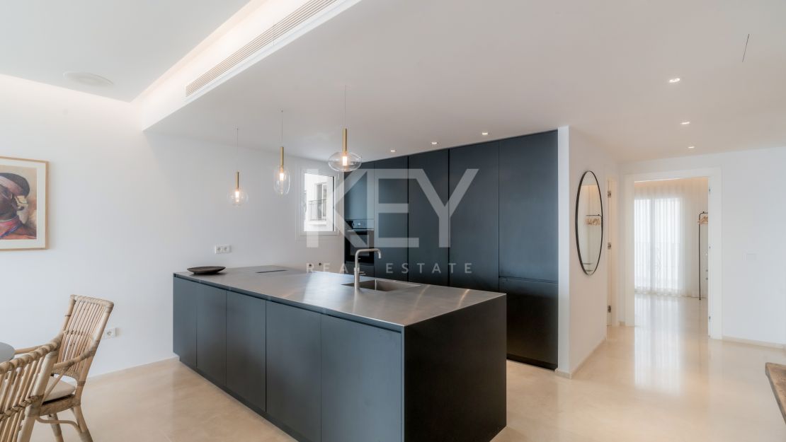 Ático completamente renovado con vistas panorámicas al mar en Puerto Banús, Marbella