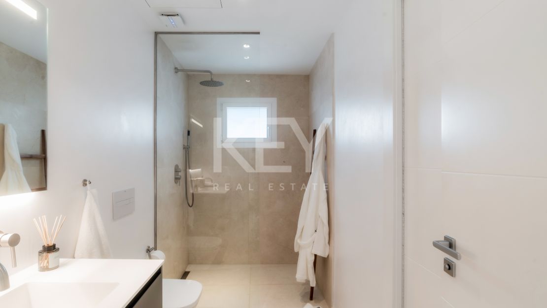 Ático completamente renovado con vistas panorámicas al mar en Puerto Banús, Marbella