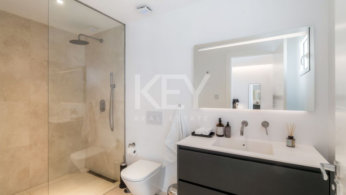 Ático completamente renovado con vistas panorámicas al mar en Puerto Banús, Marbella