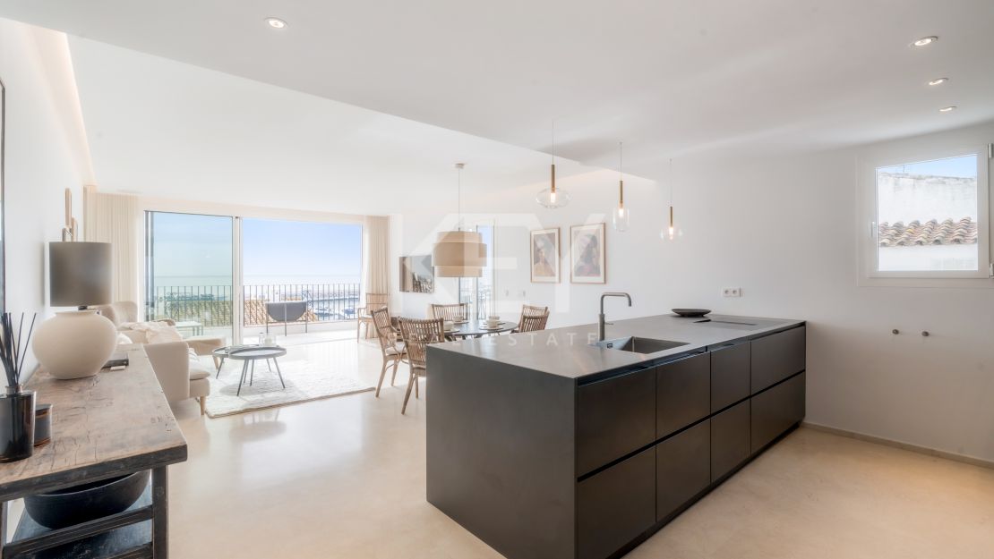 Ático completamente renovado con vistas panorámicas al mar en Puerto Banús, Marbella