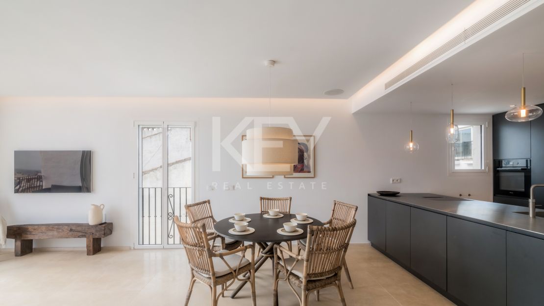 Ático completamente renovado con vistas panorámicas al mar en Puerto Banús, Marbella