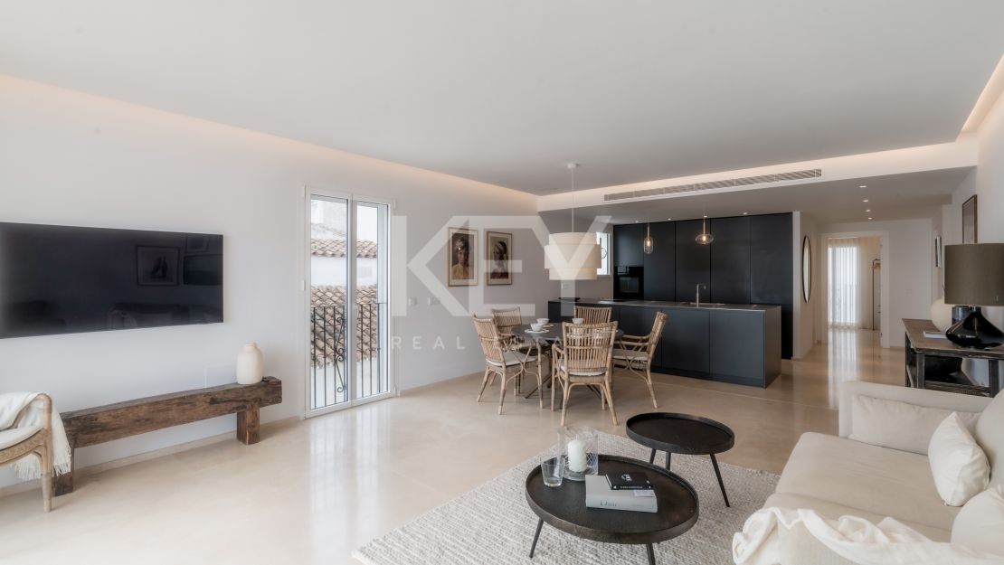 Ático completamente renovado con vistas panorámicas al mar en Puerto Banús, Marbella