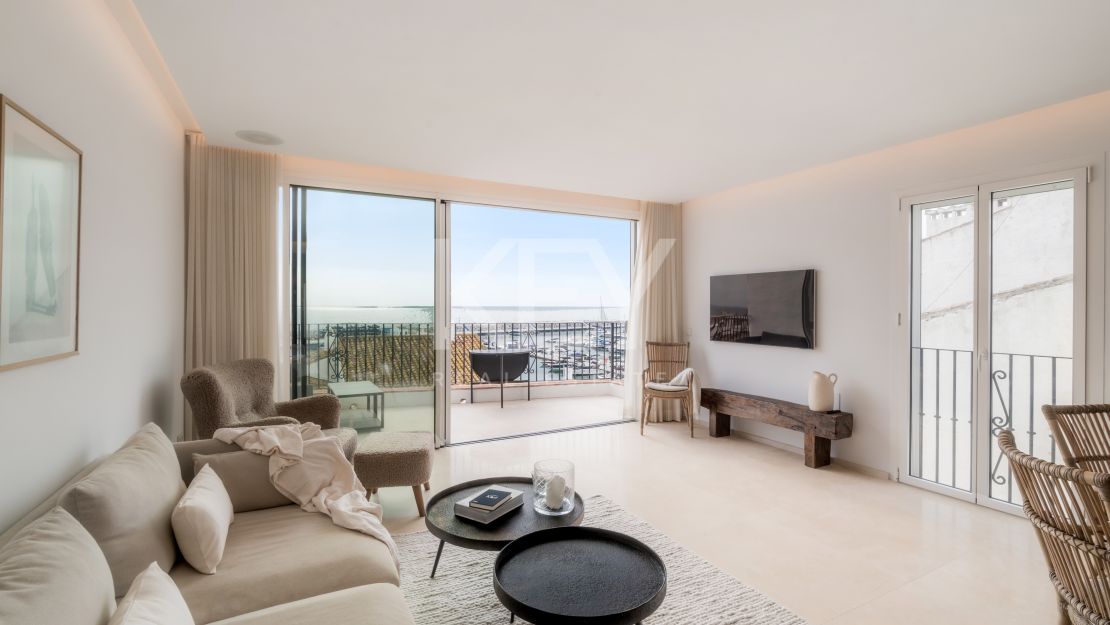 Ático completamente renovado con vistas panorámicas al mar en Puerto Banús, Marbella
