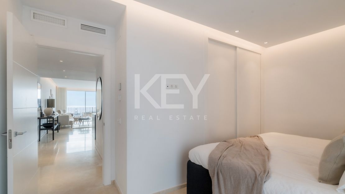 Ático completamente renovado con vistas panorámicas al mar en Puerto Banús, Marbella