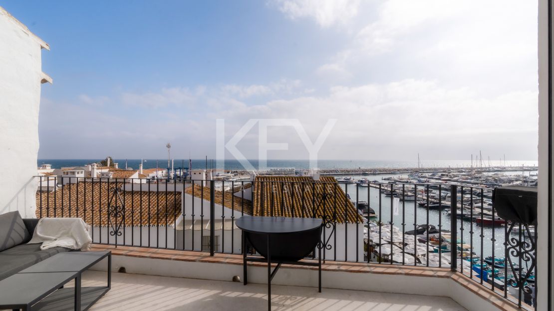 Ático completamente renovado con vistas panorámicas al mar en Puerto Banús, Marbella
