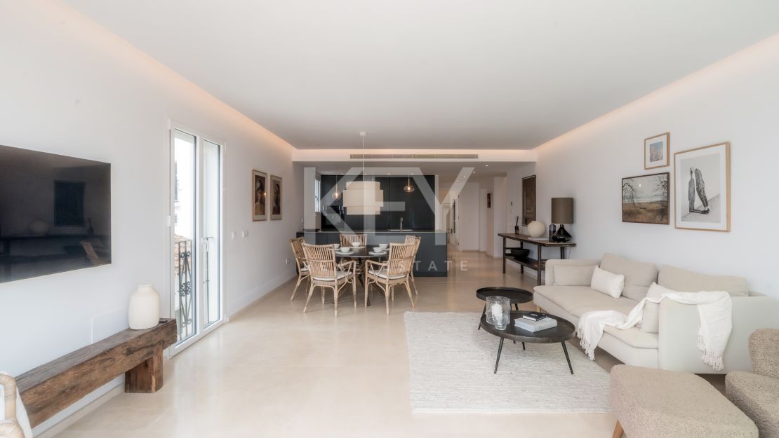 Ático completamente renovado con vistas panorámicas al mar en Puerto Banús, Marbella