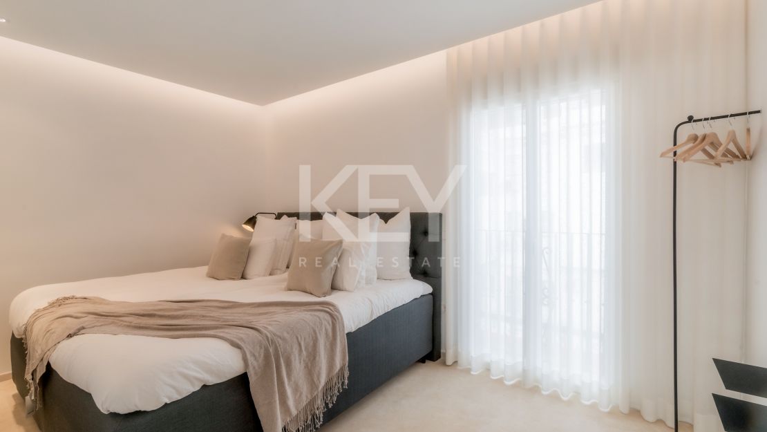 Ático completamente renovado con vistas panorámicas al mar en Puerto Banús, Marbella