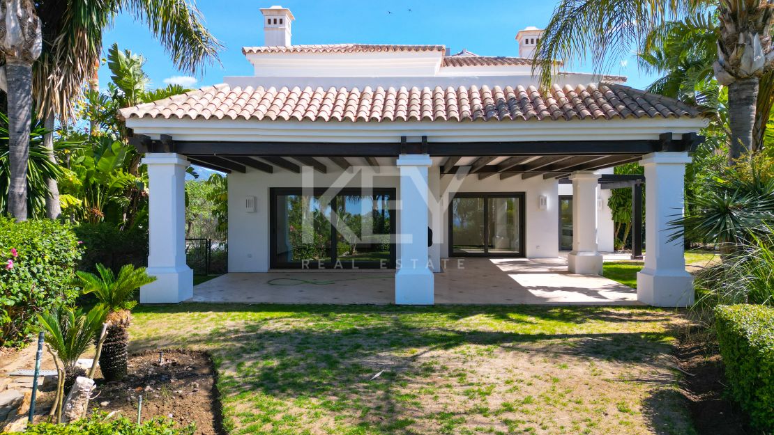 Элегантная вилла с пятью спальнями в Ломас де Магна Марбелья, Золотая Миля