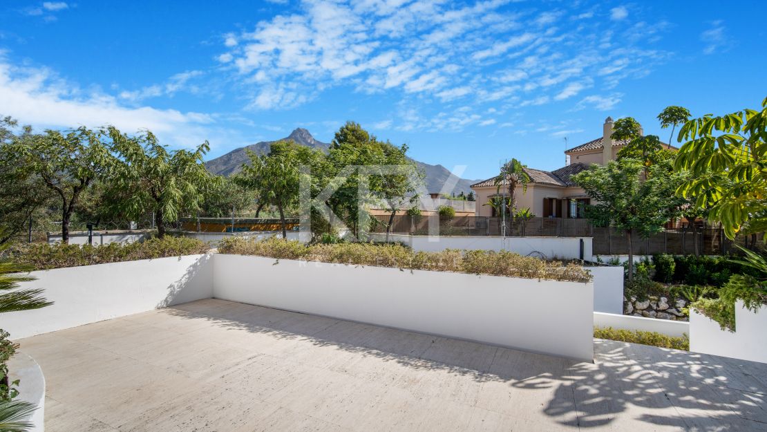 Элегантная вилла с пятью спальнями в Ломас де Магна Марбелья, Золотая Миля