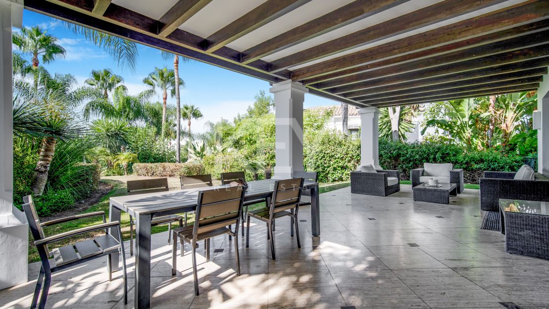 Элегантная вилла с пятью спальнями в Ломас де Магна Марбелья, Золотая Миля