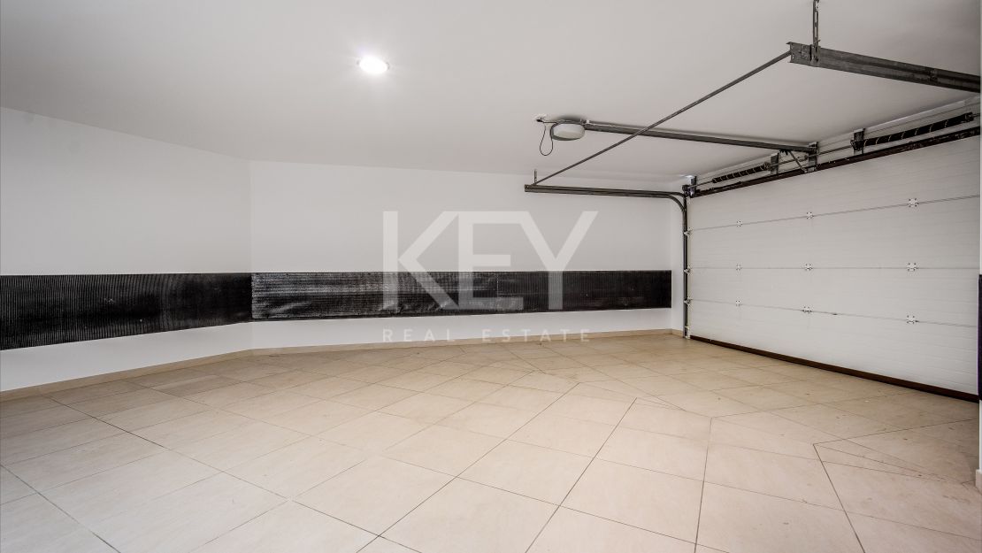 Элегантная вилла с пятью спальнями в Ломас де Магна Марбелья, Золотая Миля