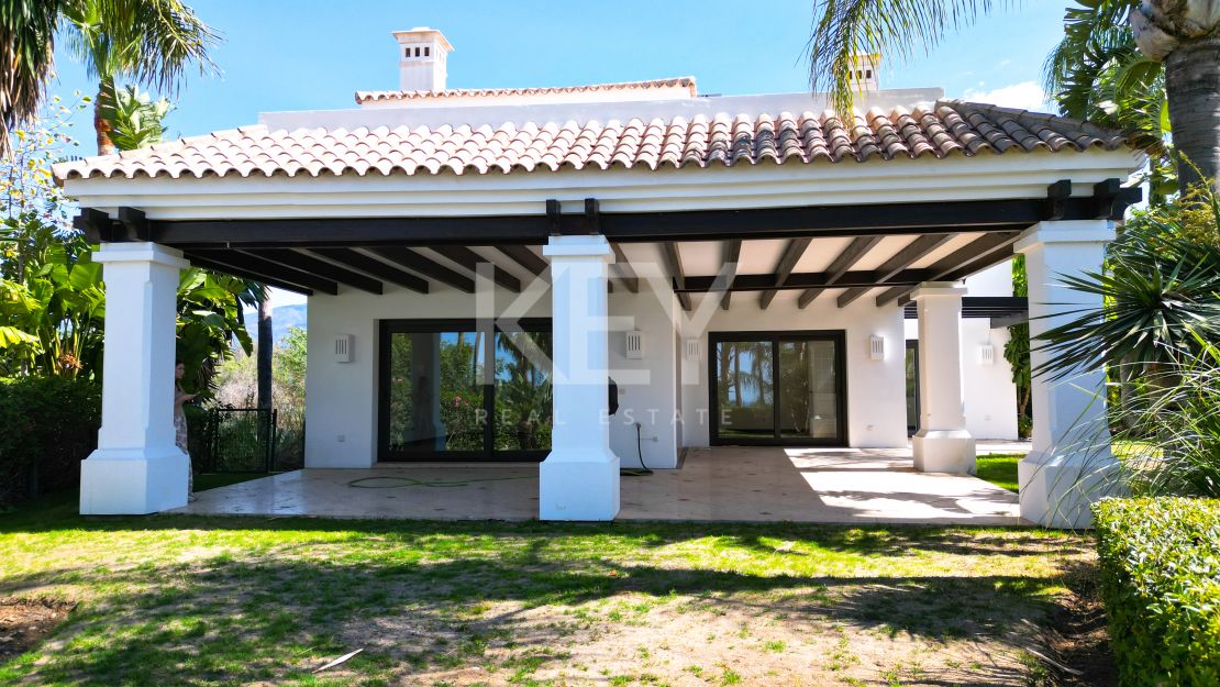 Элегантная вилла с пятью спальнями в Ломас де Магна Марбелья, Золотая Миля