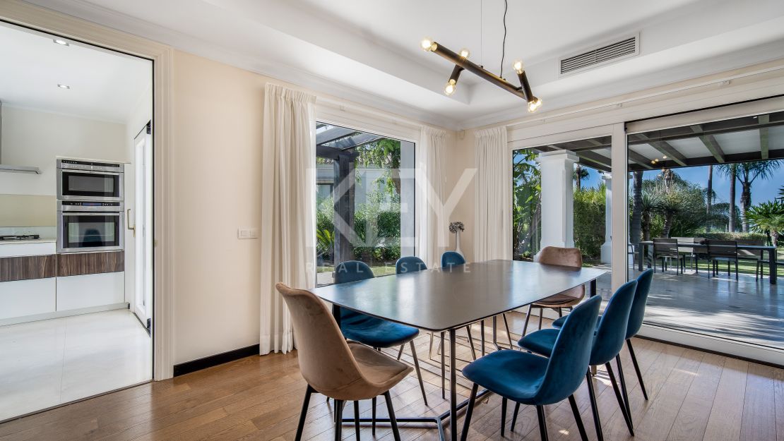 Элегантная вилла с пятью спальнями в Ломас де Магна Марбелья, Золотая Миля