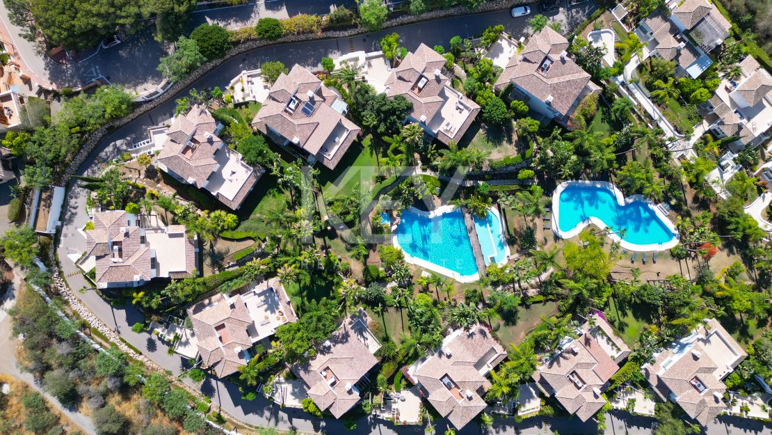 Элегантная вилла с пятью спальнями в Ломас де Магна Марбелья, Золотая Миля