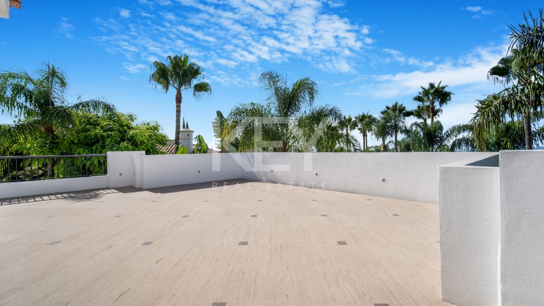 Элегантная вилла с пятью спальнями в Ломас де Магна Марбелья, Золотая Миля