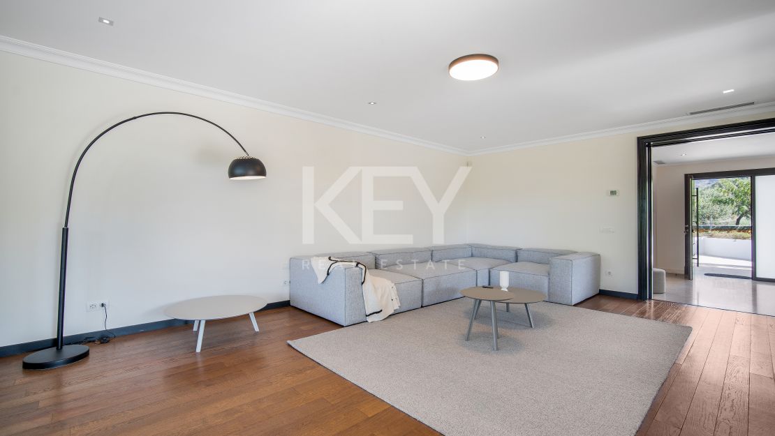 Элегантная вилла с пятью спальнями в Ломас де Магна Марбелья, Золотая Миля