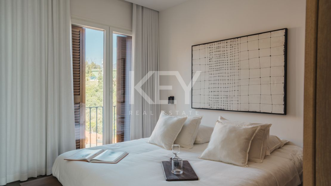 Sofisticado ático de cuatro dormitorios con vistas al mar y a la montaña en La Cerquilla, Nueva Andalucía