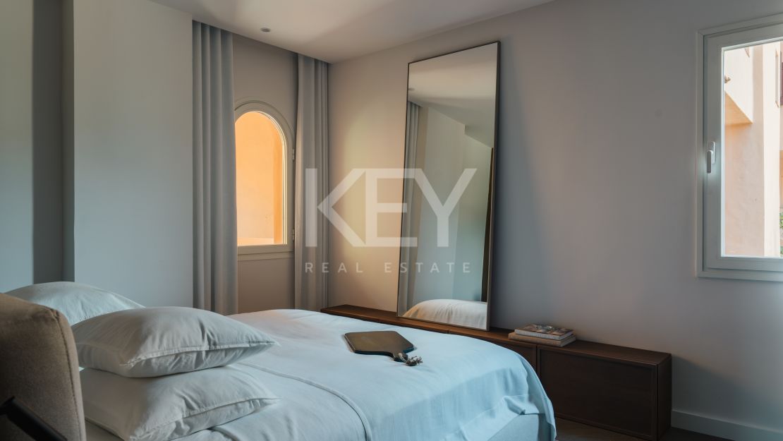 Sofisticado ático de cuatro dormitorios con vistas al mar y a la montaña en La Cerquilla, Nueva Andalucía